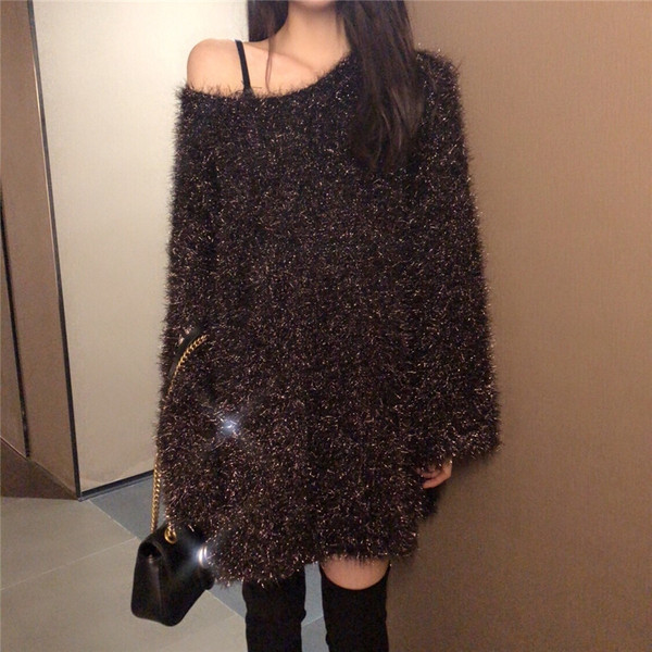 Női pulóver széles modell fekete színben, fényes hatással