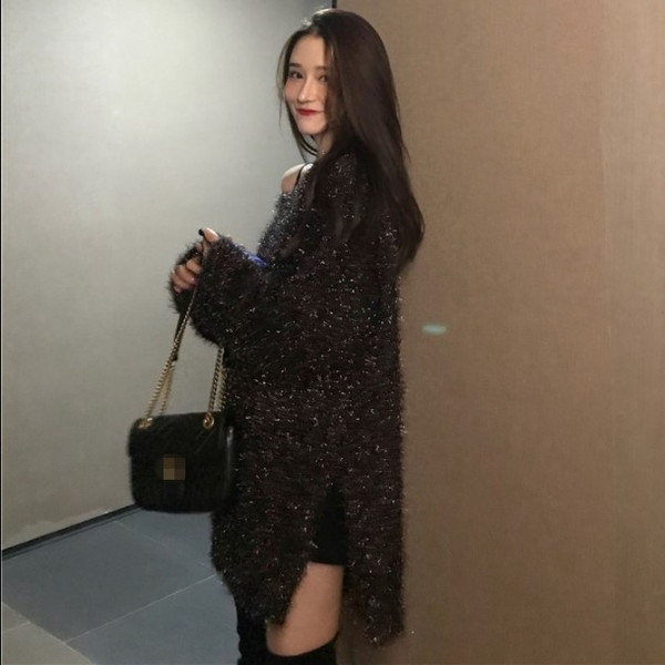 Női pulóver széles modell fekete színben, fényes hatással