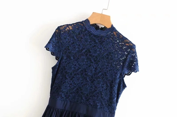 Elegáns csipkeruha rövid ujjú kék színű szabású modellben