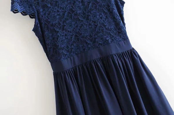 Elegáns csipkeruha rövid ujjú kék színű szabású modellben