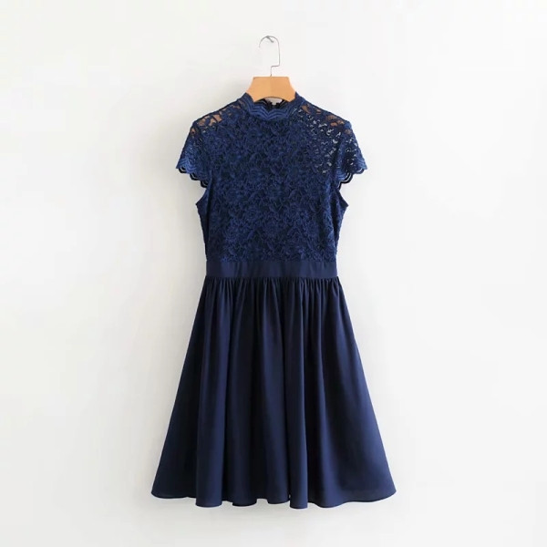 Elegáns csipkeruha rövid ujjú kék színű szabású modellben