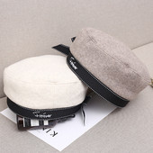 Női barett típusú sapka fehér, barna, szürke és fekete szalaggal