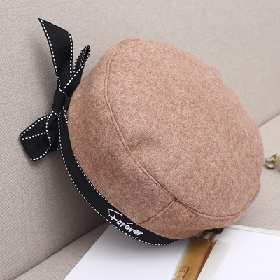 Női barett típusú sapka fehér, barna, szürke és fekete szalaggal