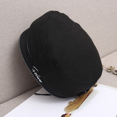 Női barett típusú sapka fehér, barna, szürke és fekete szalaggal