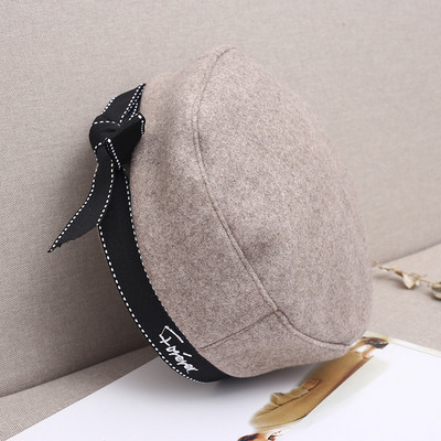 Női barett típusú sapka fehér, barna, szürke és fekete szalaggal