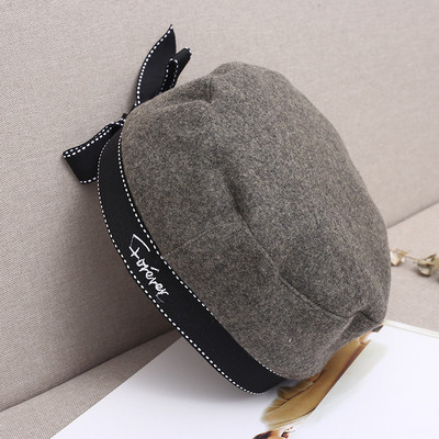 Női barett típusú sapka fehér, barna, szürke és fekete szalaggal