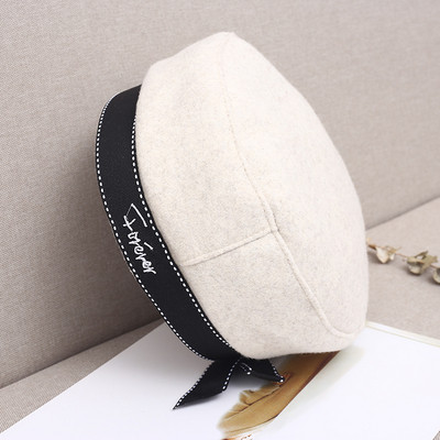 Női barett típusú sapka fehér, barna, szürke és fekete szalaggal