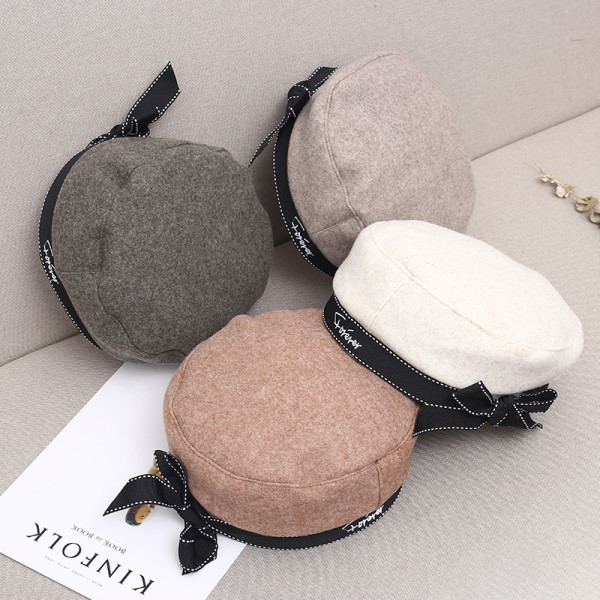 Női barett típusú sapka fehér, barna, szürke és fekete szalaggal