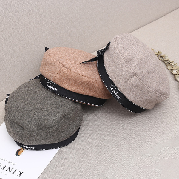 Női barett típusú sapka fehér, barna, szürke és fekete szalaggal