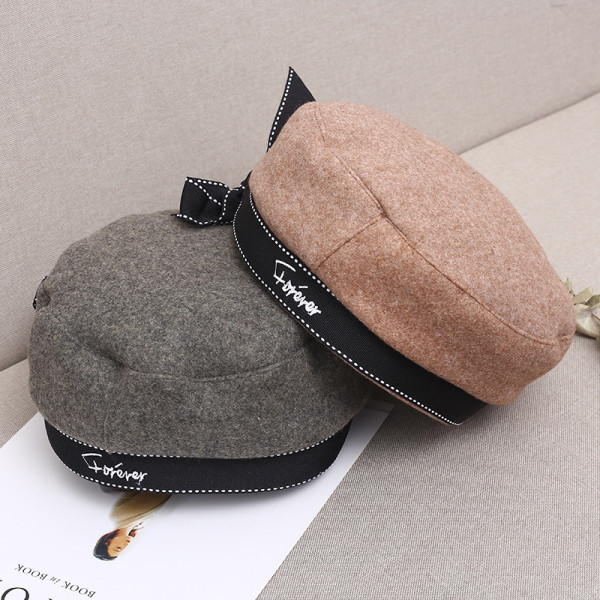 Női barett típusú sapka fehér, barna, szürke és fekete szalaggal