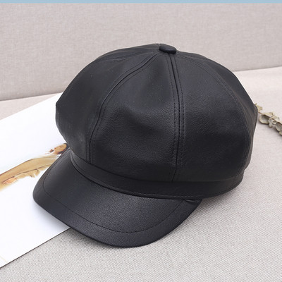 Ekobőrből készült női sapka napellenzővel fehér, fekete, piros és barna színekben