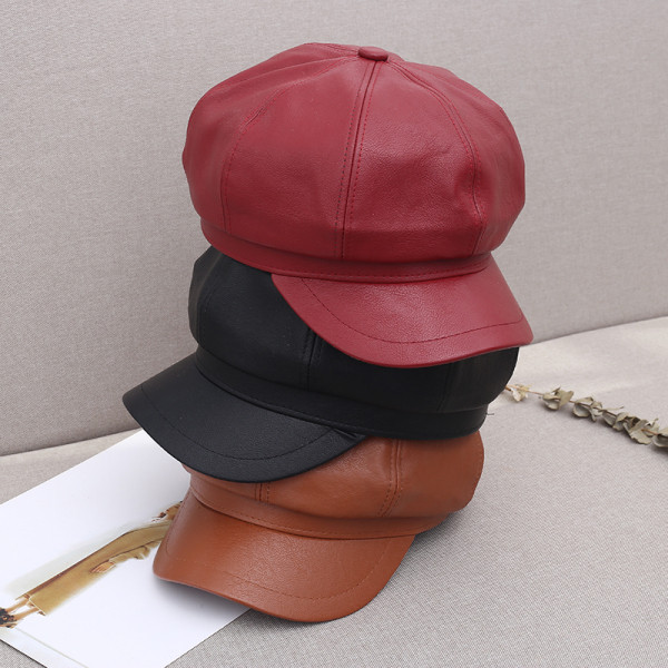 Ekobőrből készült női sapka napellenzővel fehér, fekete, piros és barna színekben