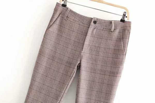 Kockás női nadrág alacsony derékkal, szürke zsebekkel