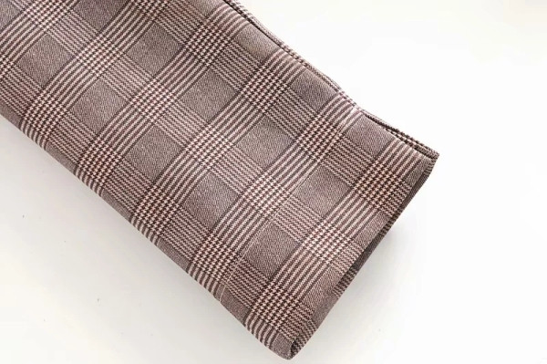 Kockás női nadrág alacsony derékkal, szürke zsebekkel