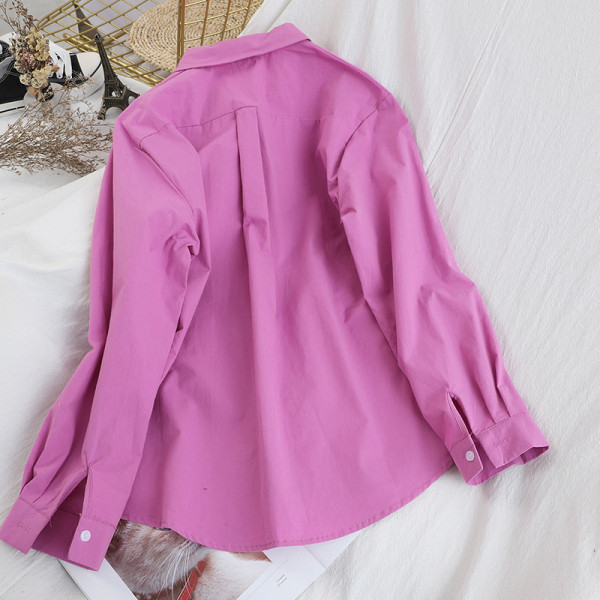 Modern női ing klasszikus gallérral, rózsaszín és fehér gombokkal