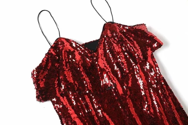 Modern rövid ruha flitterekkel és vékony piros és fekete pántokkal