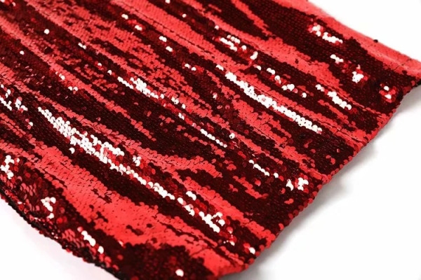 Modern rövid ruha flitterekkel és vékony piros és fekete pántokkal