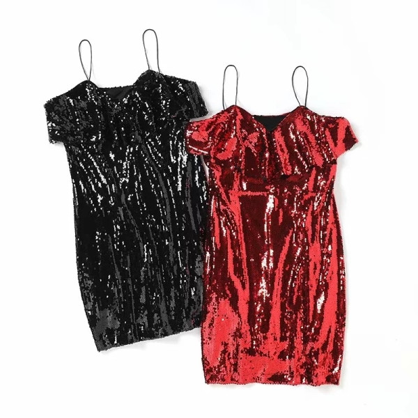 Modern rövid ruha flitterekkel és vékony piros és fekete pántokkal