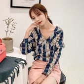 Női kockás ing V-nyakkal és kék színű fürtökkel