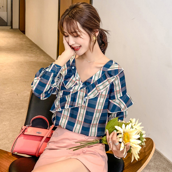 Női kockás ing V-nyakkal és kék színű fürtökkel