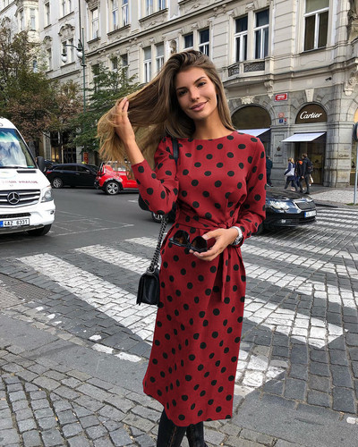 Alkalmi női rövid ruha hosszú ujjal és megkötős piros, kék és fehér színben