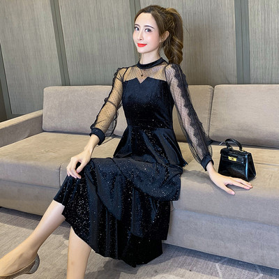 Fekete és kék színű női ruha hosszú ujjal és csipkével