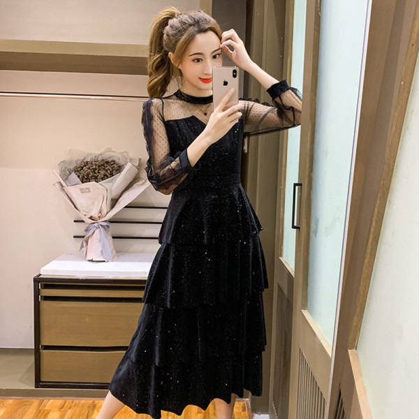 Fekete és kék színű női ruha hosszú ujjal és csipkével