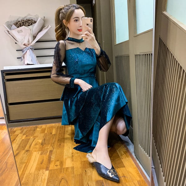 Fekete és kék színű női ruha hosszú ujjal és csipkével