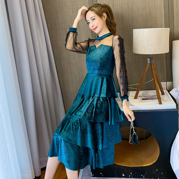 Fekete és kék színű női ruha hosszú ujjal és csipkével