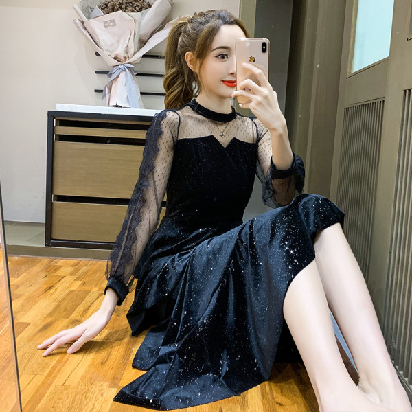 Fekete és kék színű női ruha hosszú ujjal és csipkével