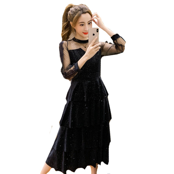 Fekete és kék színű női ruha hosszú ujjal és csipkével