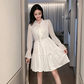 Modern, fehér szabású női ruhamodell, hosszú ujjal és nyakkendővel