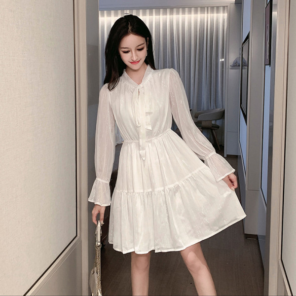 Modern, fehér szabású női ruhamodell, hosszú ujjal és nyakkendővel