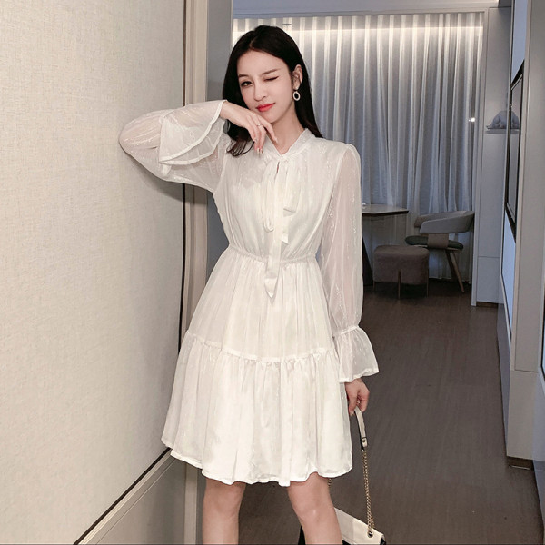 Modern, fehér szabású női ruhamodell, hosszú ujjal és nyakkendővel