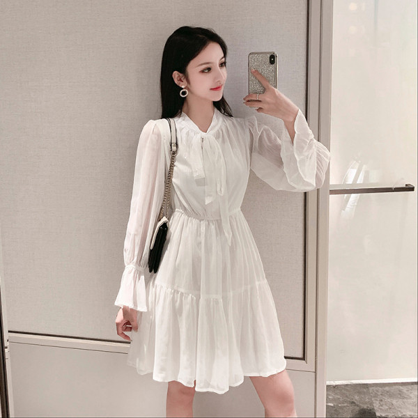 Modern, fehér szabású női ruhamodell, hosszú ujjal és nyakkendővel