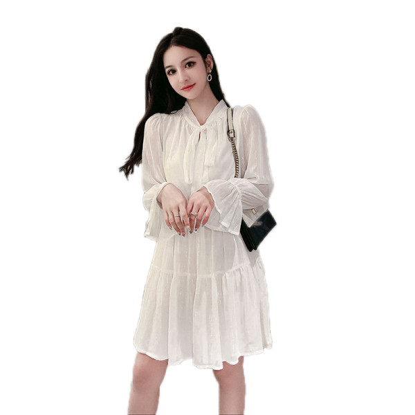 Modern, fehér szabású női ruhamodell, hosszú ujjal és nyakkendővel