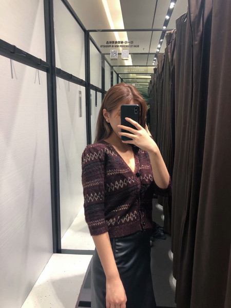 Rövid, modern csíkos mellény V-nyakkal és 3/4-es ujjakkal