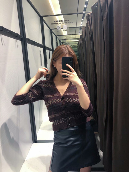 Rövid, modern csíkos mellény V-nyakkal és 3/4-es ujjakkal