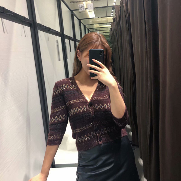 Rövid, modern csíkos mellény V-nyakkal és 3/4-es ujjakkal