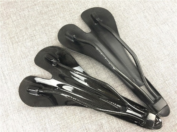 Επαγγελματικό κάθισμα ποδηλάτων MTB με γράμματα σε μαύρο χρώμα