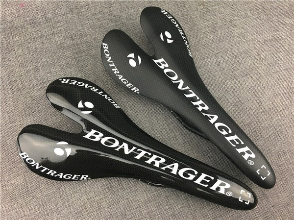 Επαγγελματικό κάθισμα ποδηλάτων MTB με γράμματα σε μαύρο χρώμα