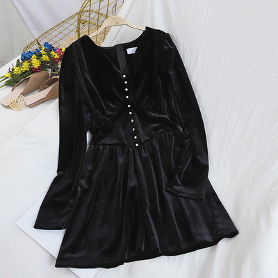 Női bársonyruha spitz nyakkivágással, fekete és kék gombokkal