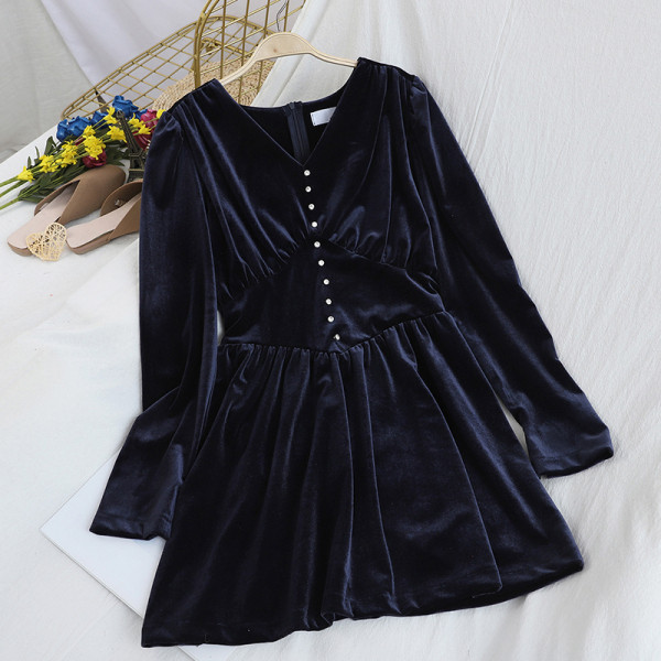 Női bársonyruha spitz nyakkivágással, fekete és kék gombokkal