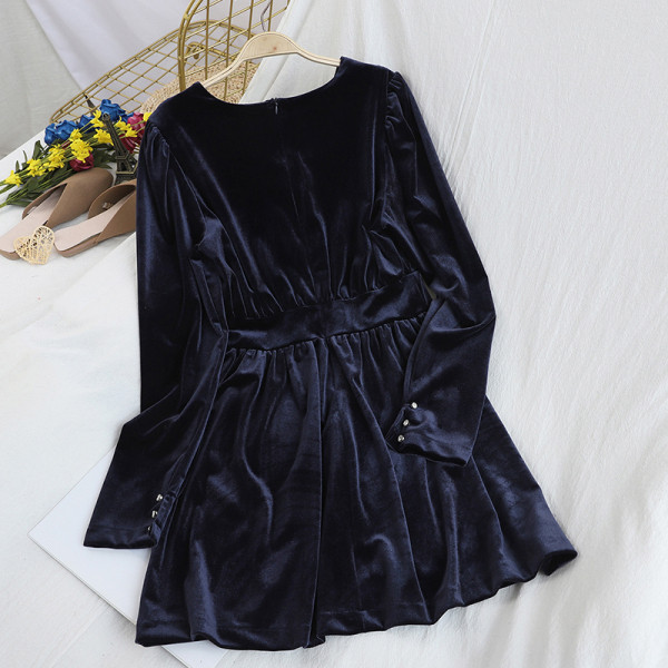 Női bársonyruha spitz nyakkivágással, fekete és kék gombokkal