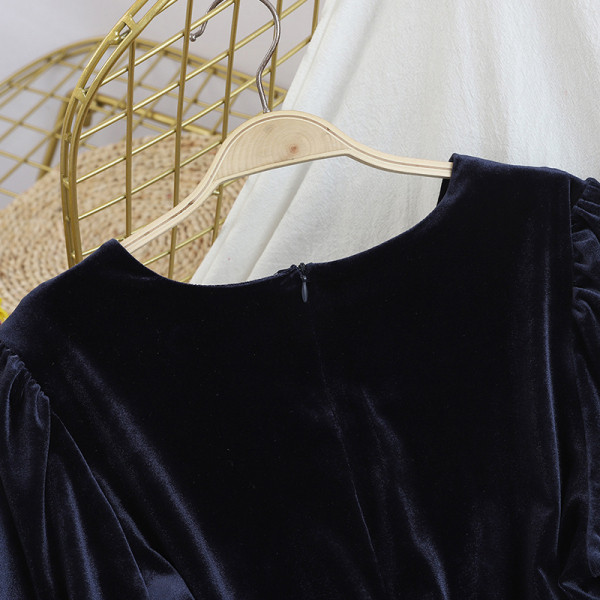 Női bársonyruha spitz nyakkivágással, fekete és kék gombokkal