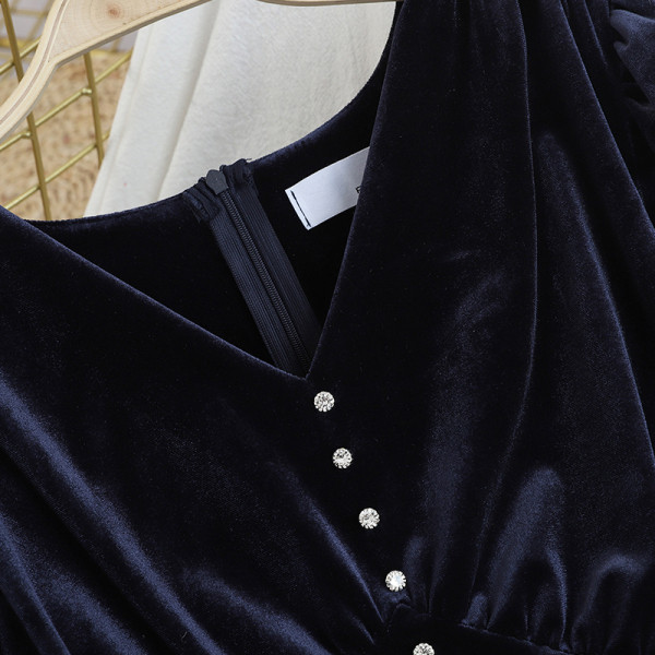 Női bársonyruha spitz nyakkivágással, fekete és kék gombokkal