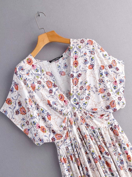 Hosszú alkalmi ruha V-nyakú és rövid ujjú fehér és virágmintás