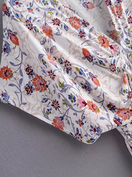 Hosszú alkalmi ruha V-nyakú és rövid ujjú fehér és virágmintás