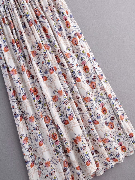 Hosszú alkalmi ruha V-nyakú és rövid ujjú fehér és virágmintás