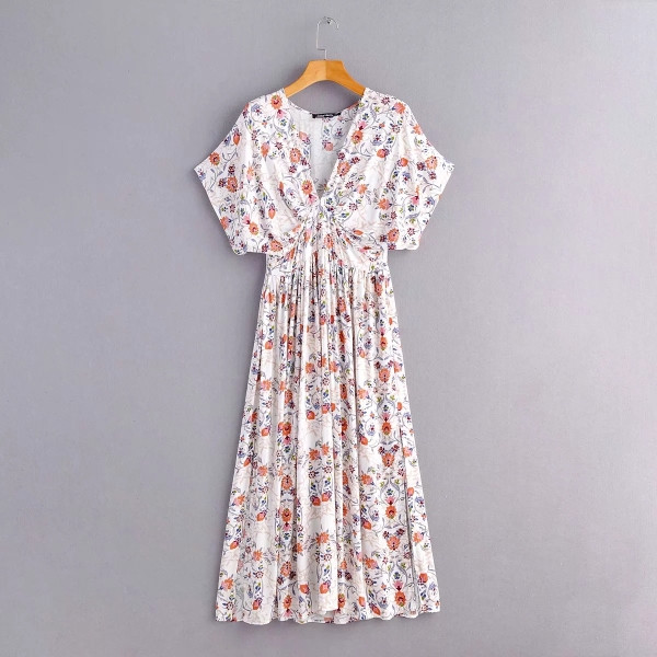 Hosszú alkalmi ruha V-nyakú és rövid ujjú fehér és virágmintás